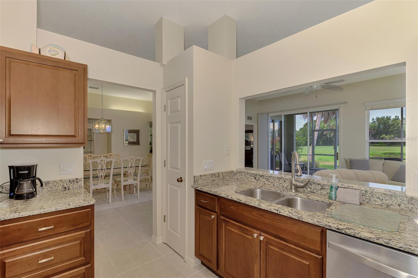 549 FALLBROOK DR — photo 15