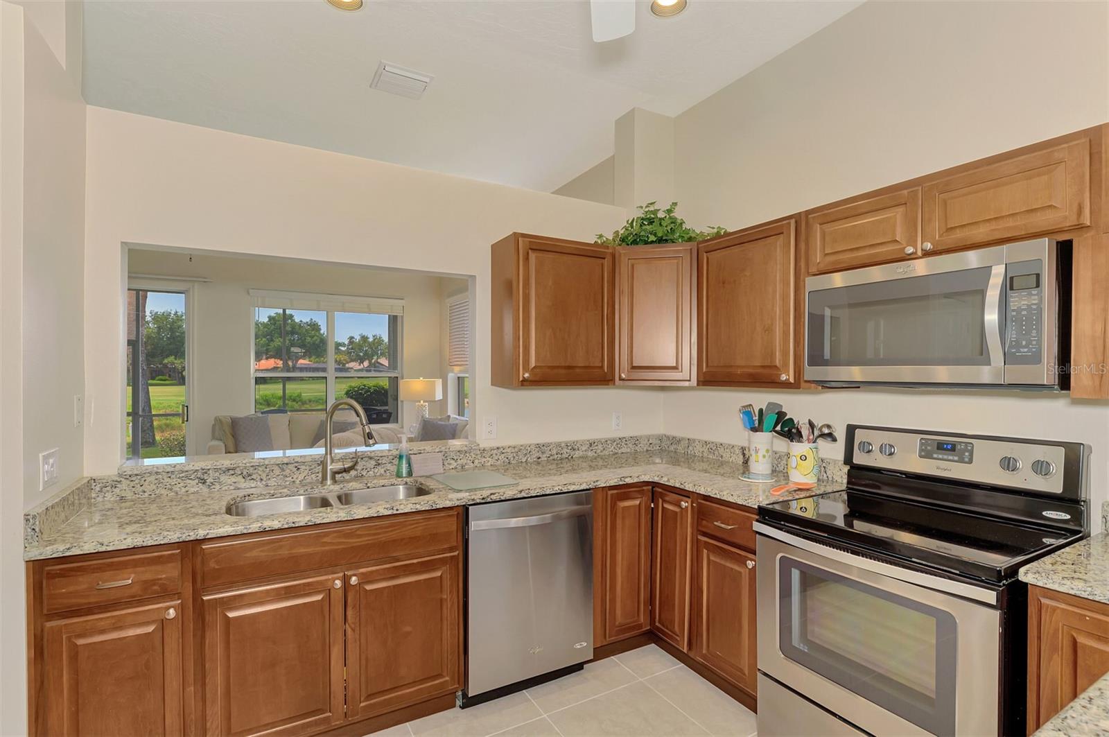 549 FALLBROOK DR — photo 12