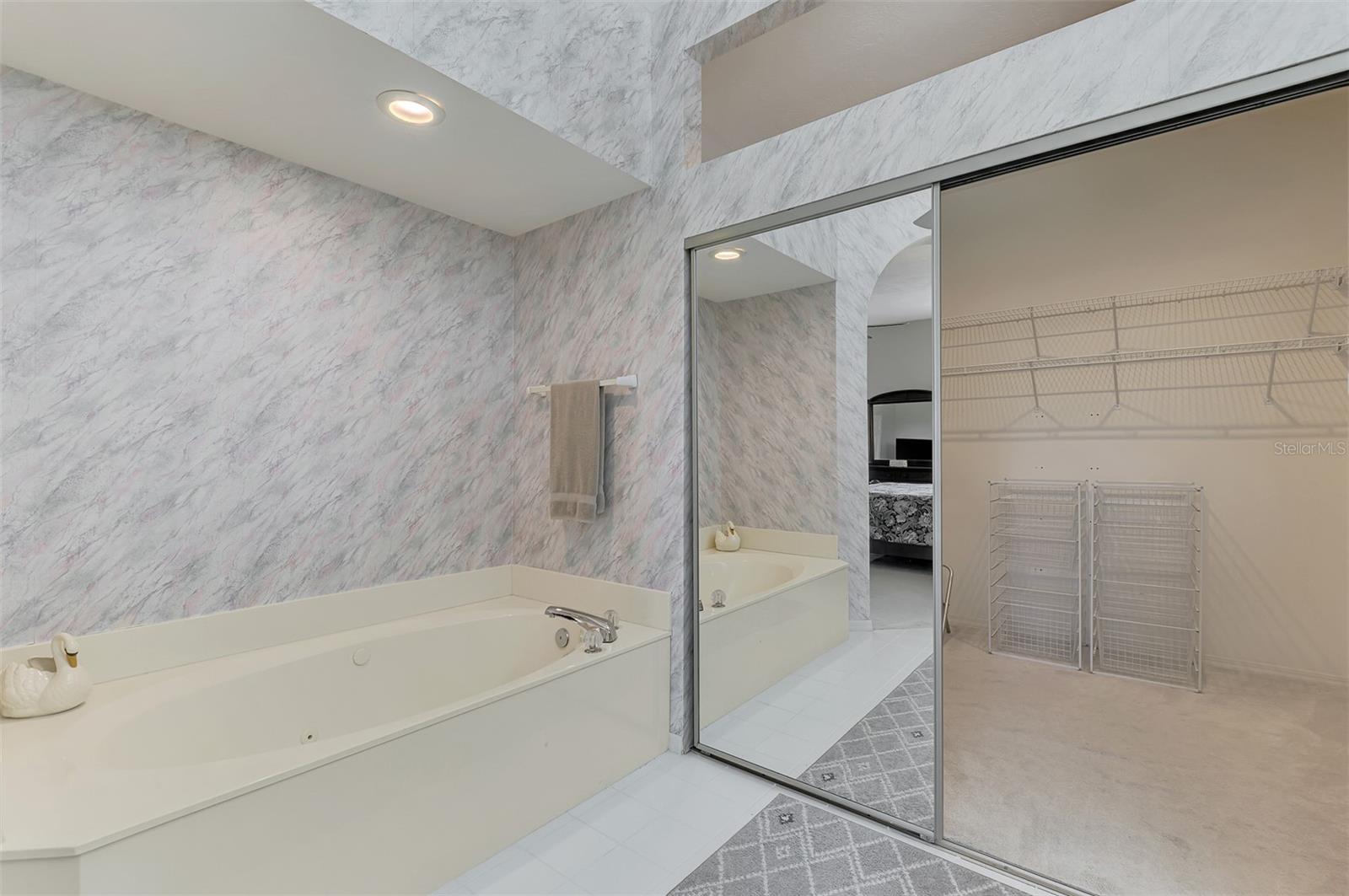 549 FALLBROOK DR — photo 34