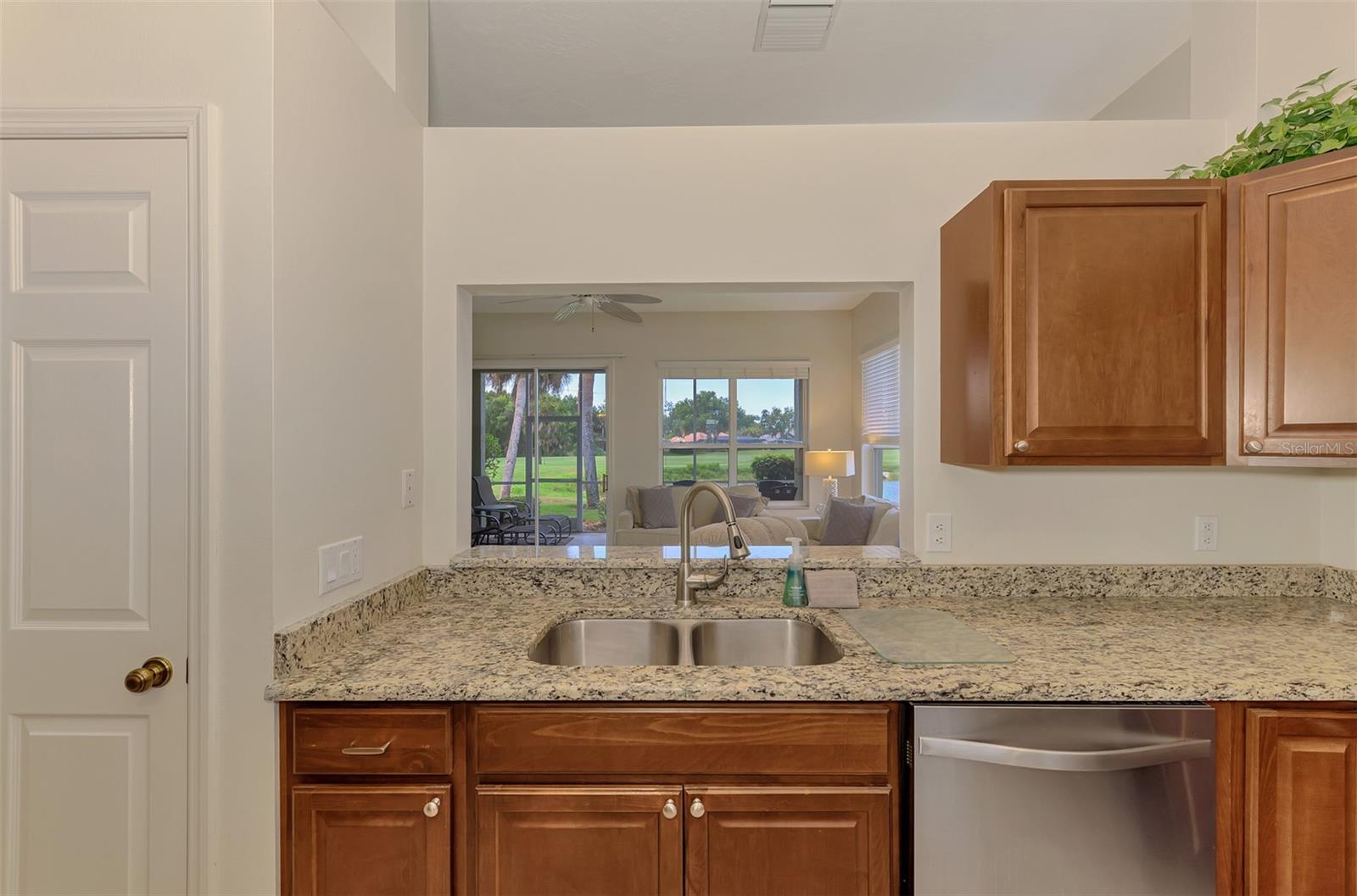 549 FALLBROOK DR — photo 16
