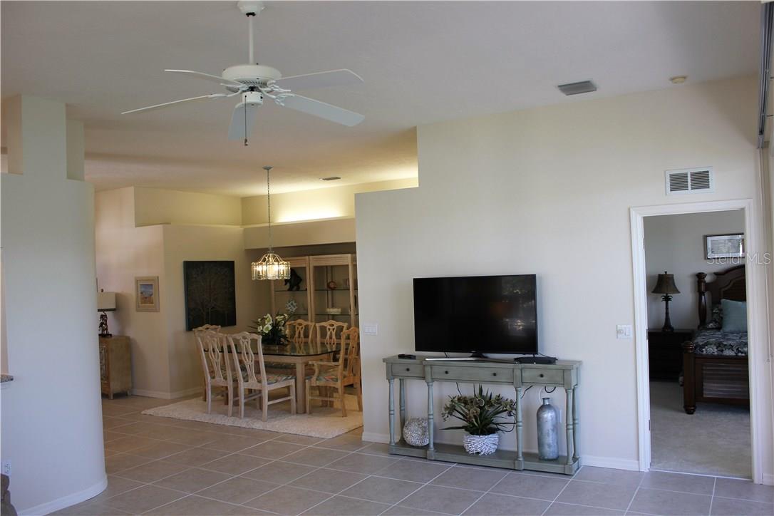 549 FALLBROOK DR — photo 39