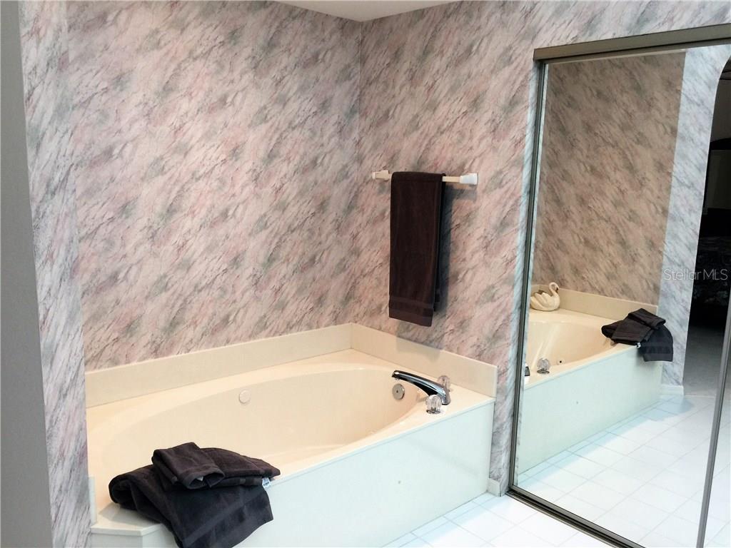 549 FALLBROOK DR — photo 35