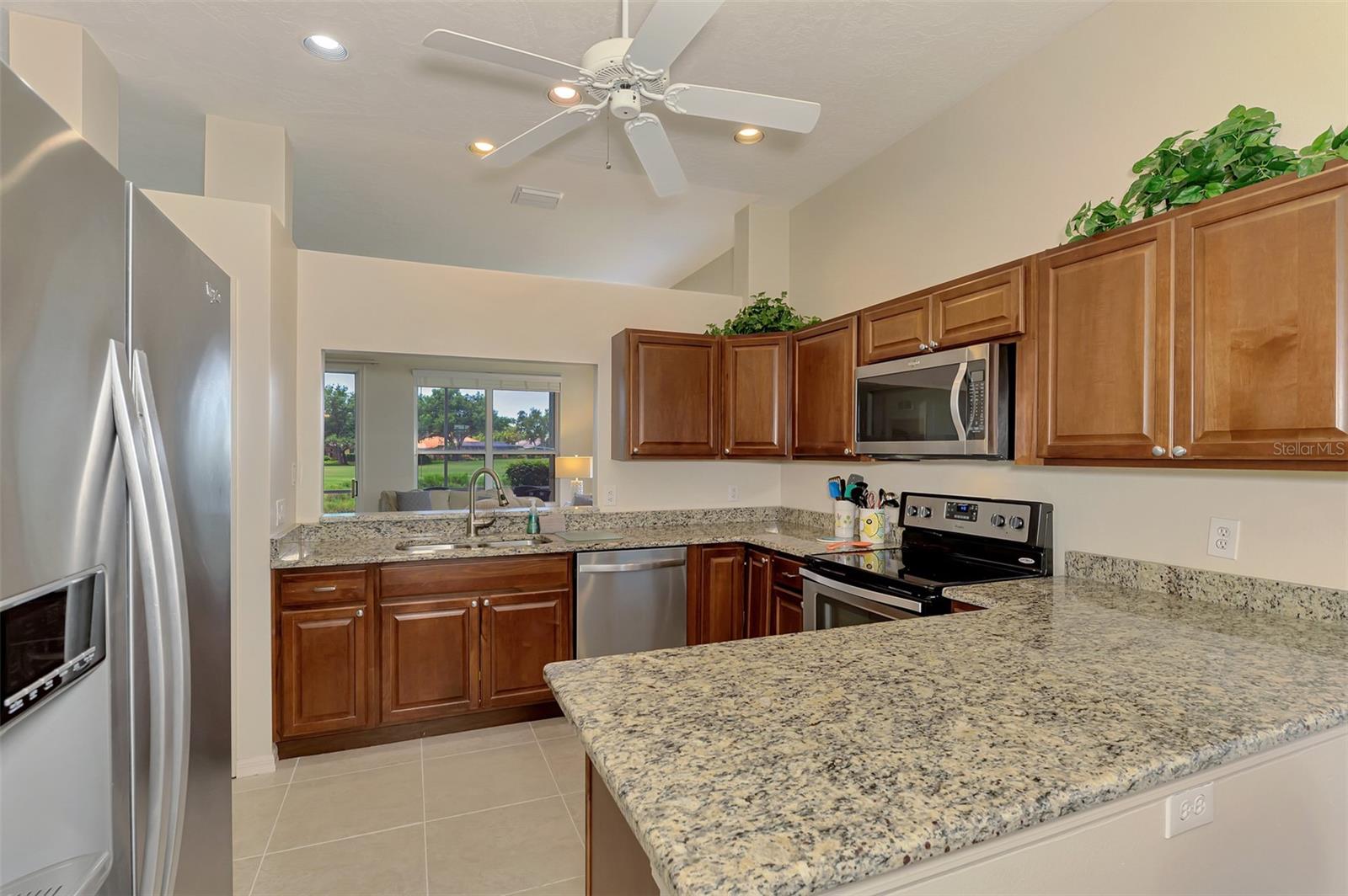 549 FALLBROOK DR — photo 10