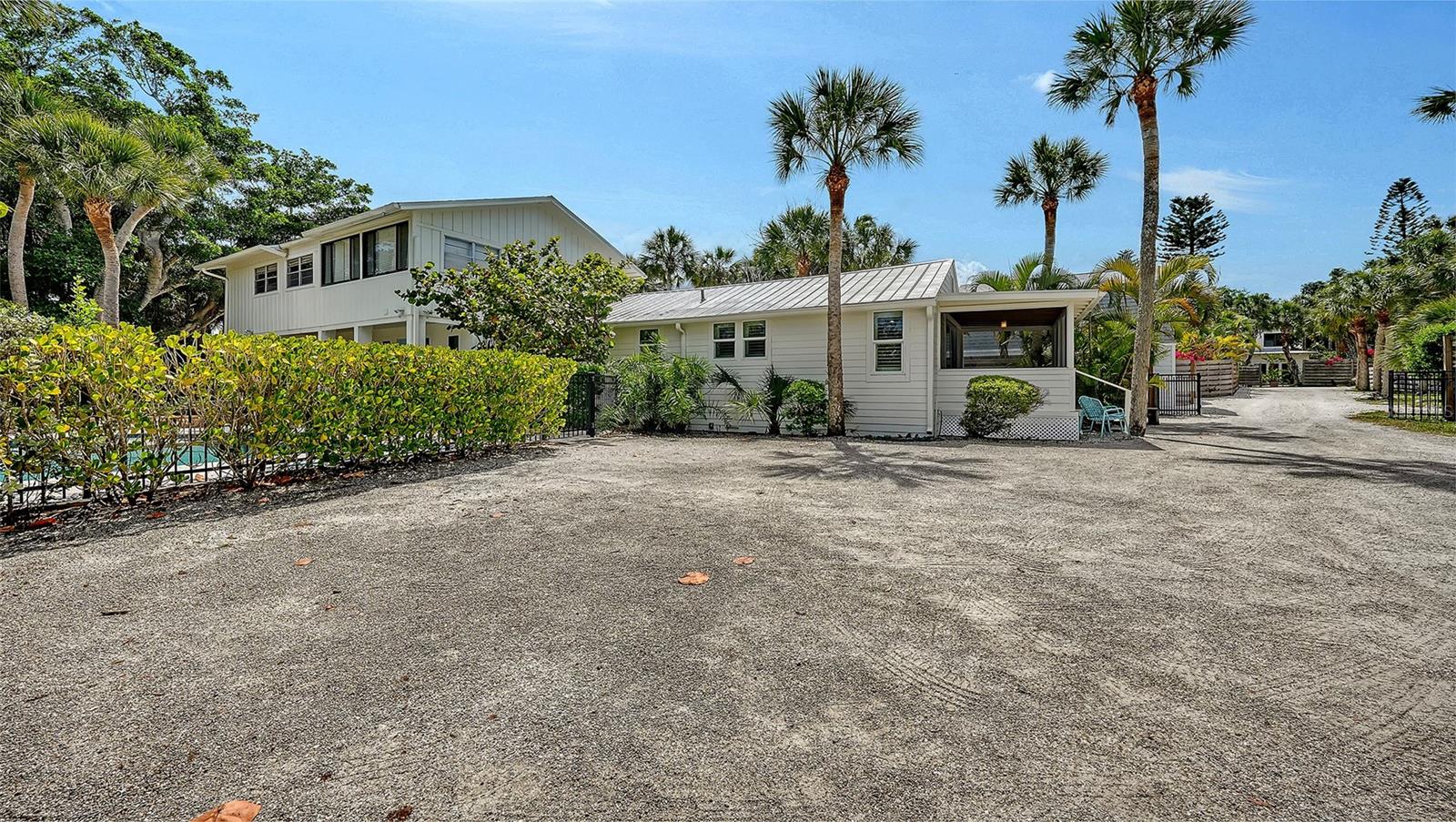 3708 SANDSPUR LN — photo 3