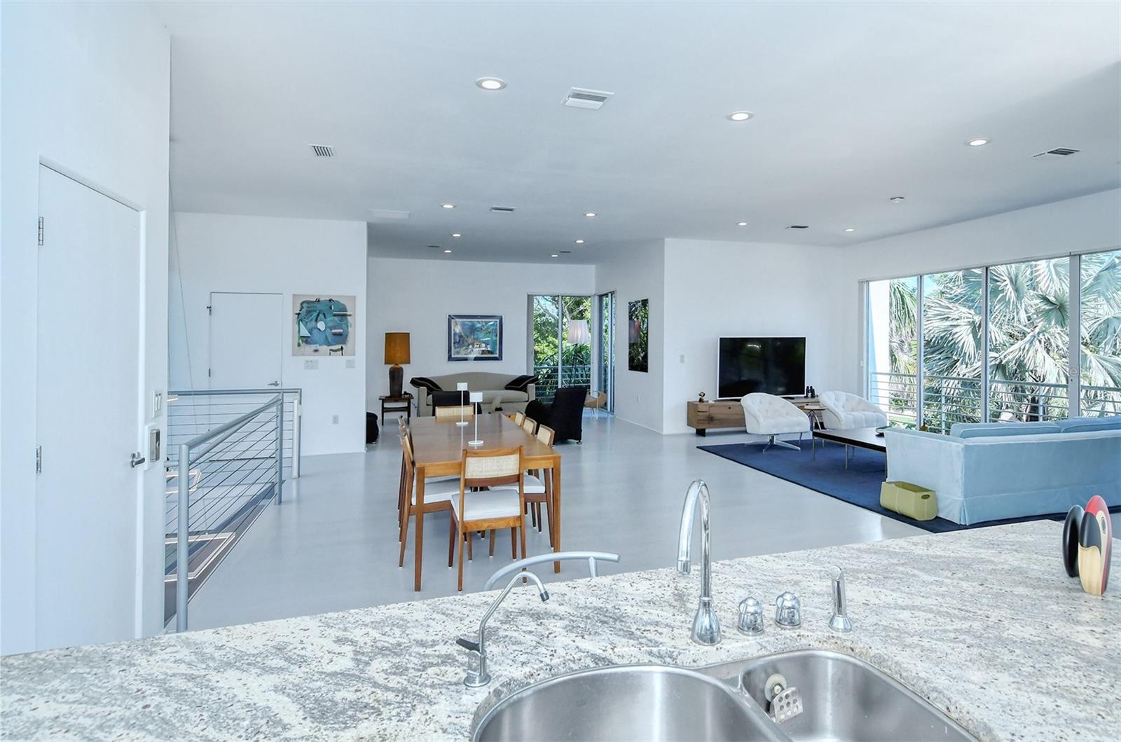 213 N WASHINGTON DR — photo 16
