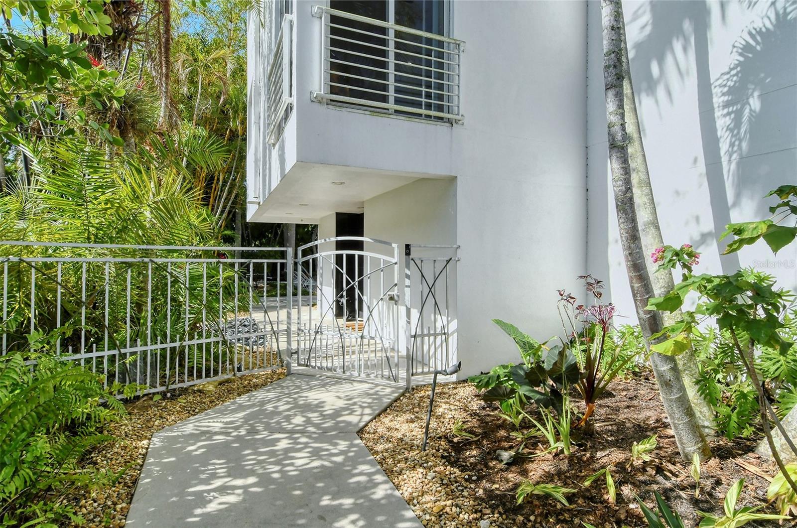 213 N WASHINGTON DR — photo 3