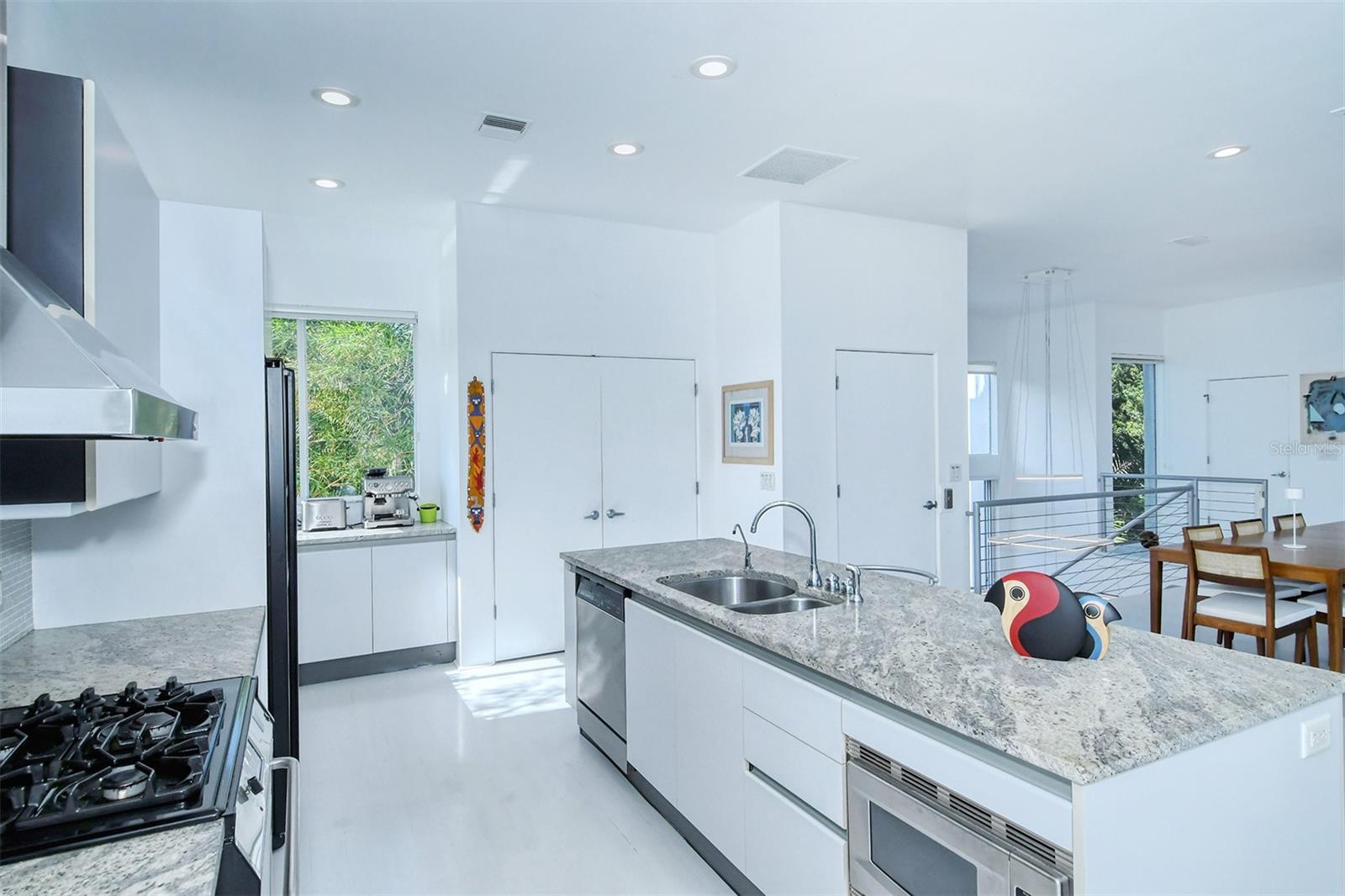 213 N WASHINGTON DR — photo 18