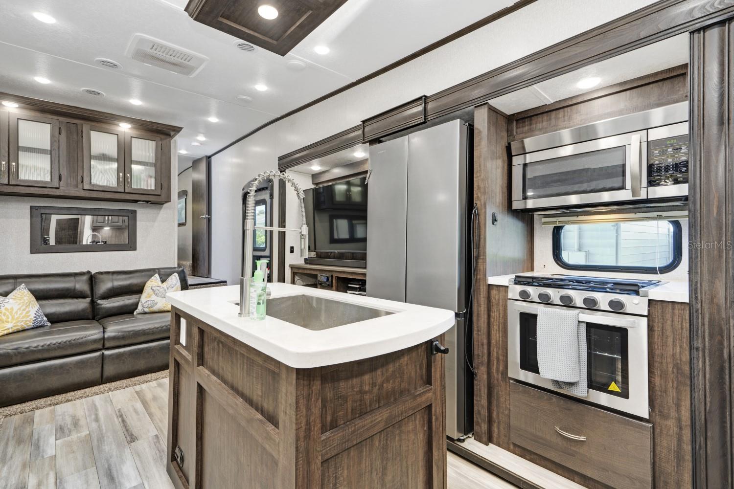305 LINDEN DR #Fifth wheel — photo 2