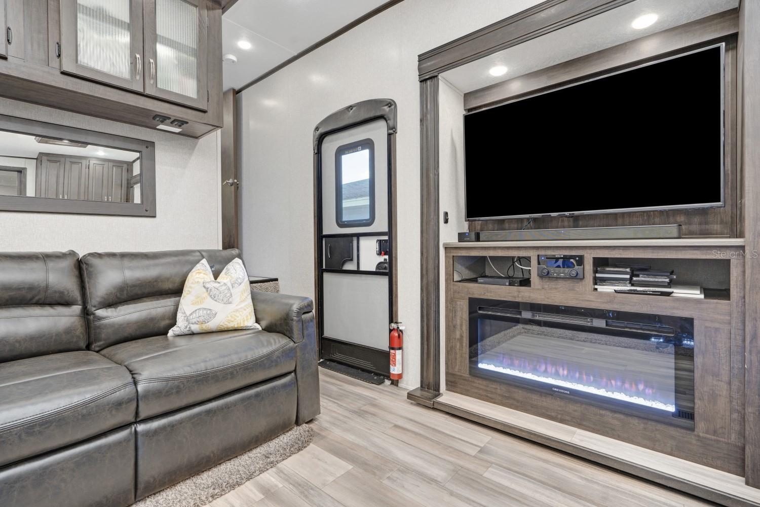 305 LINDEN DR #Fifth wheel — photo 6
