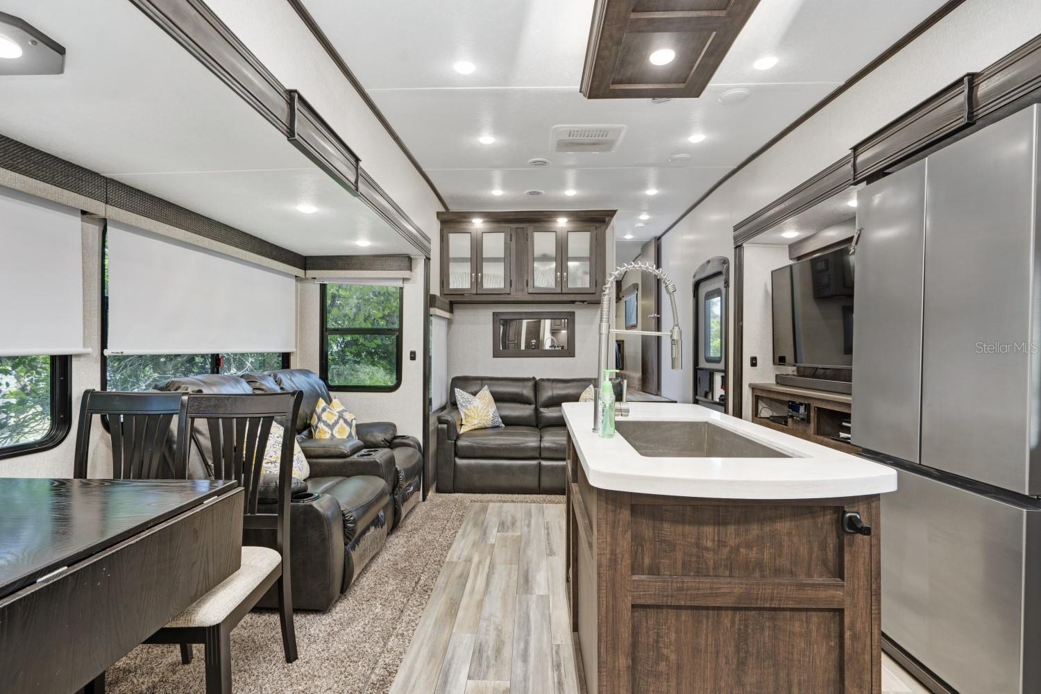 305 LINDEN DR #Fifth wheel — photo 3