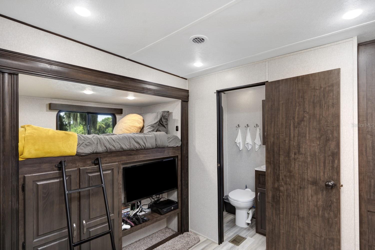 305 LINDEN DR #Fifth wheel — photo 11
