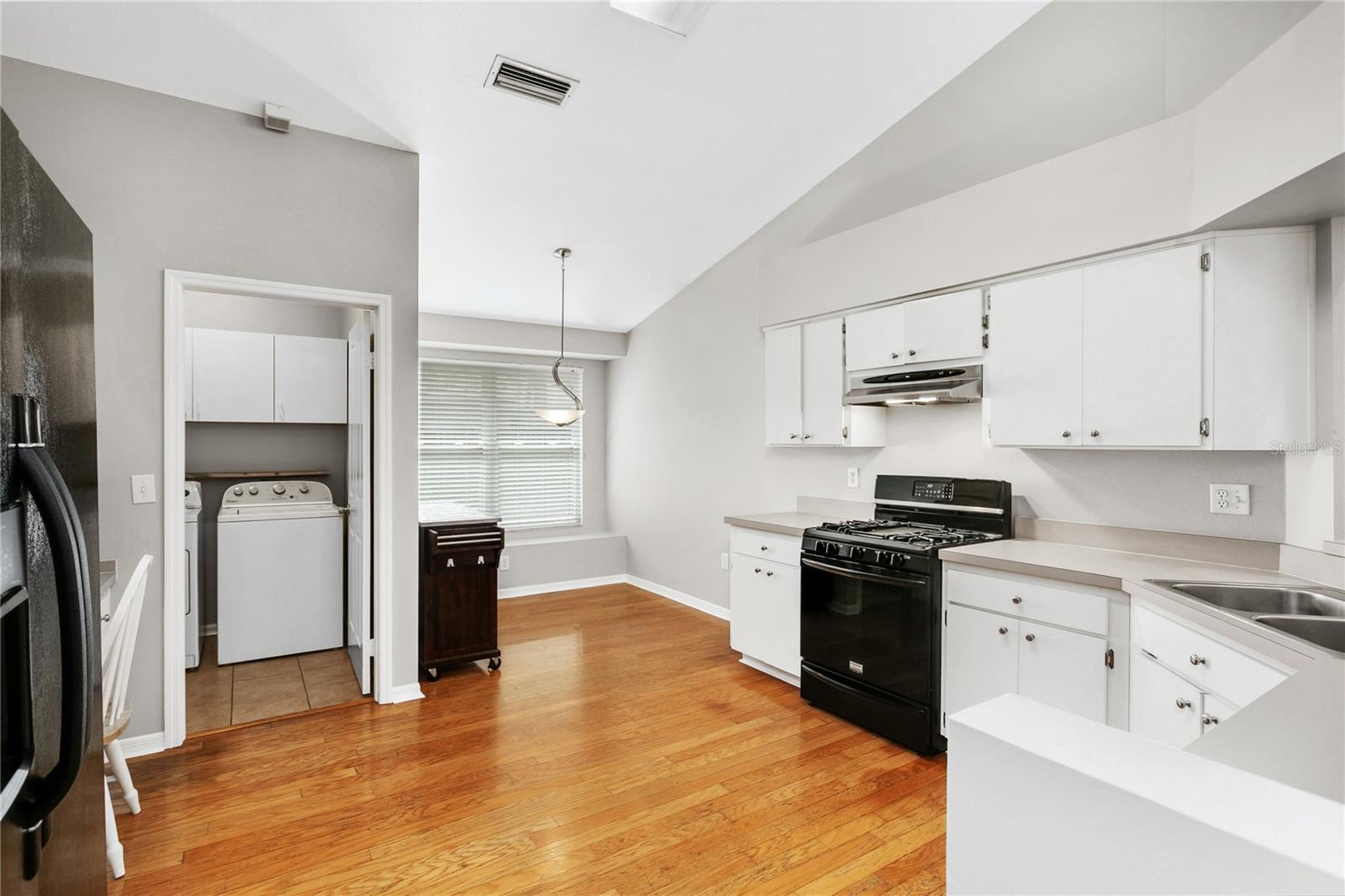 11933 DERBYSHIRE DR — photo 11