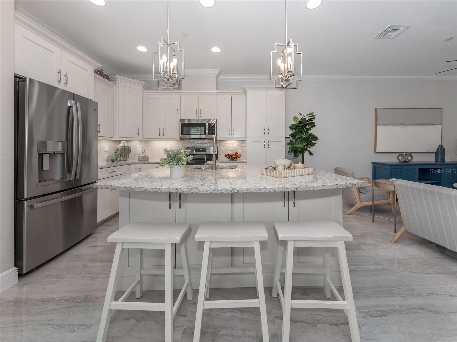 934 E VENICE AVE — photo 3