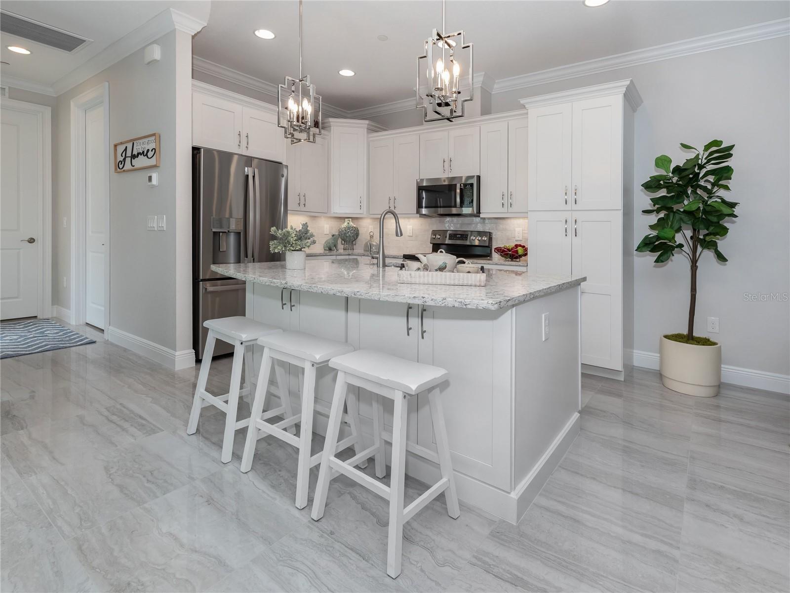 934 E VENICE AVE — photo 4