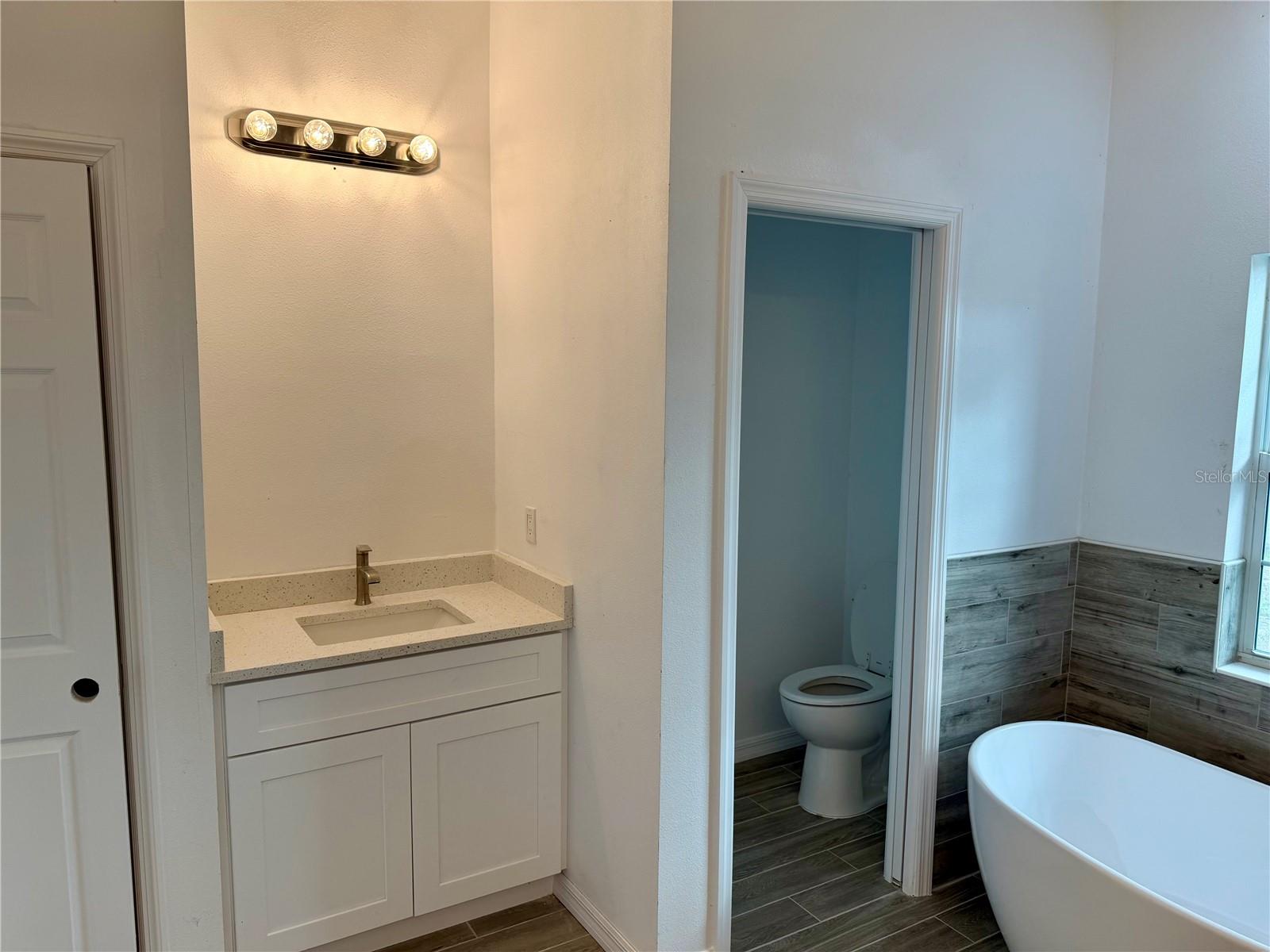 5462 GAGNON TER — photo 16