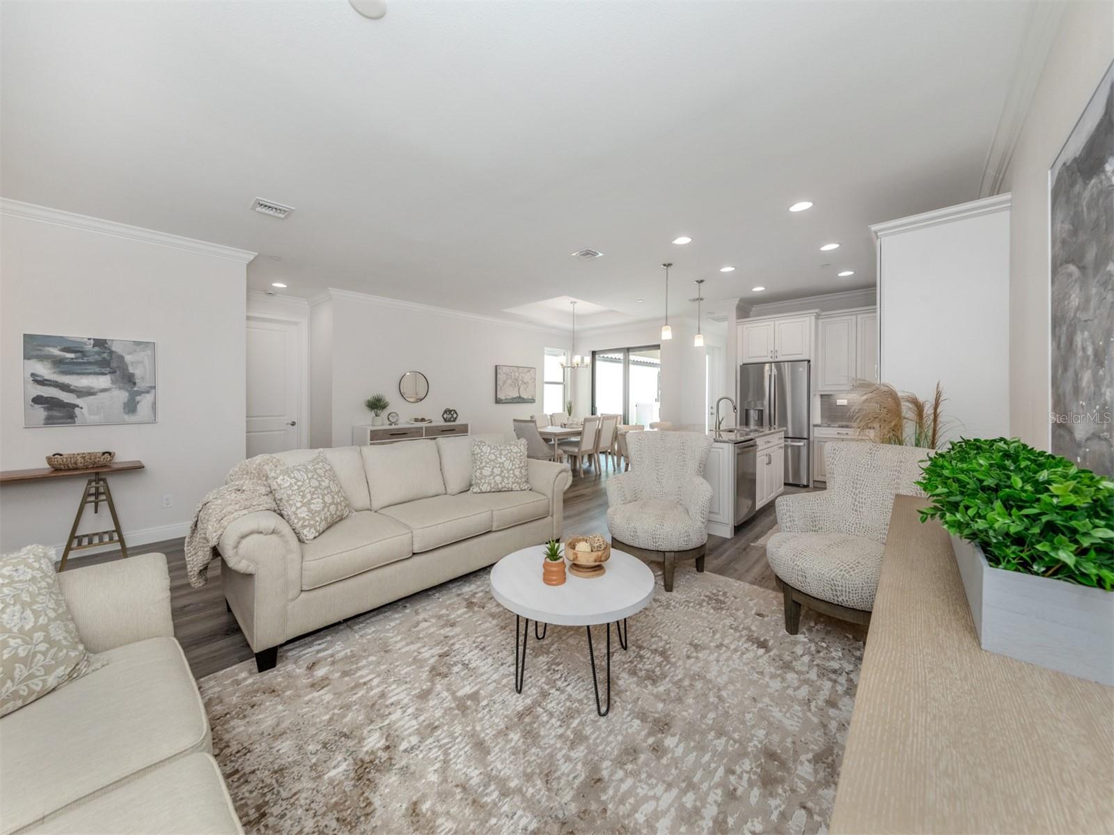 922 E VENICE AVE — photo 3