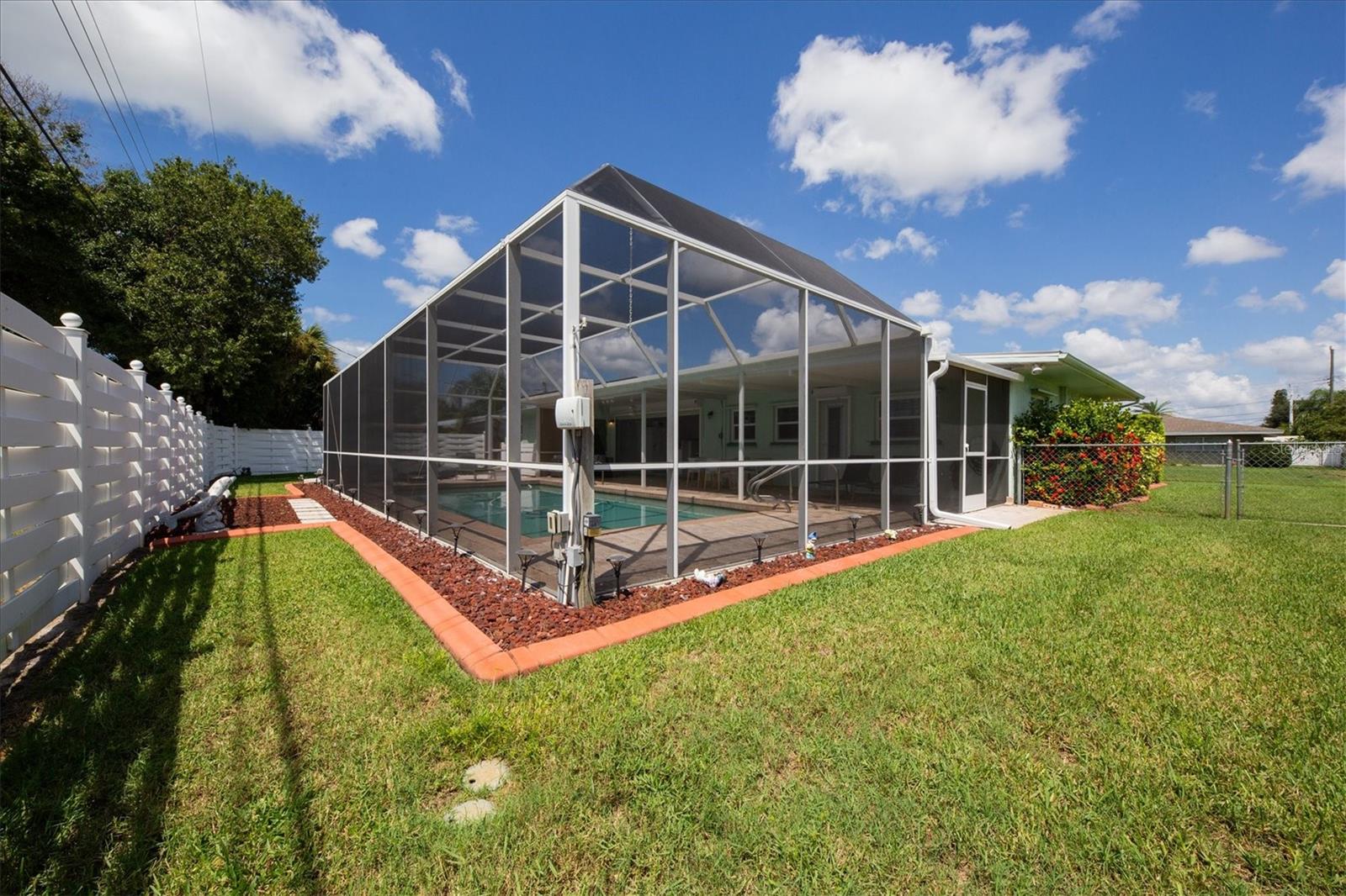 3126 BOUGAINVILLEA ST — photo 31