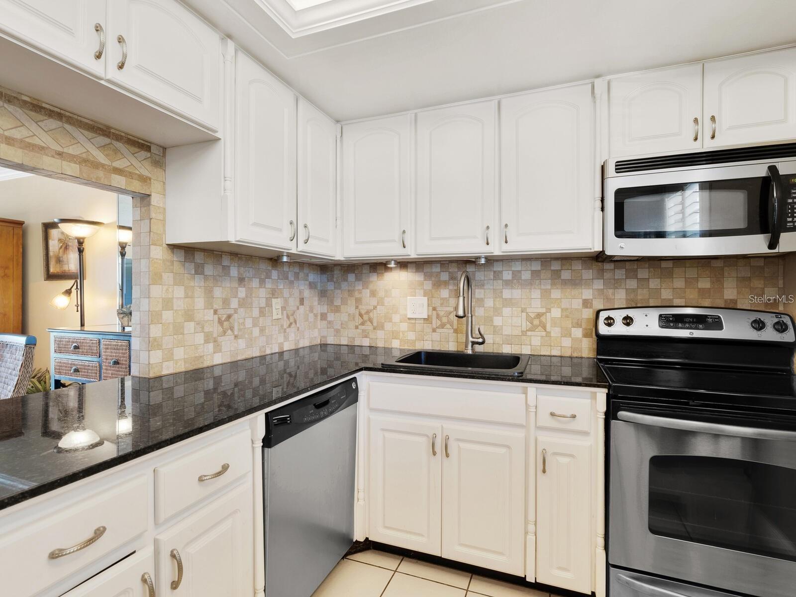 600 SUTTON PL #201 — photo 5