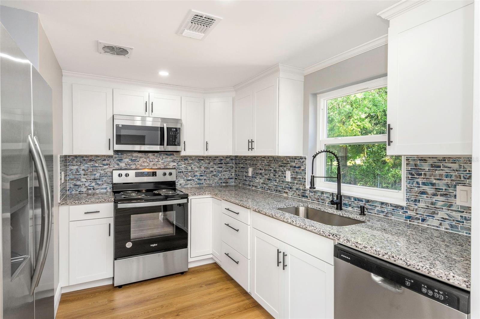 1004 GREENLEAF WAY — photo 15
