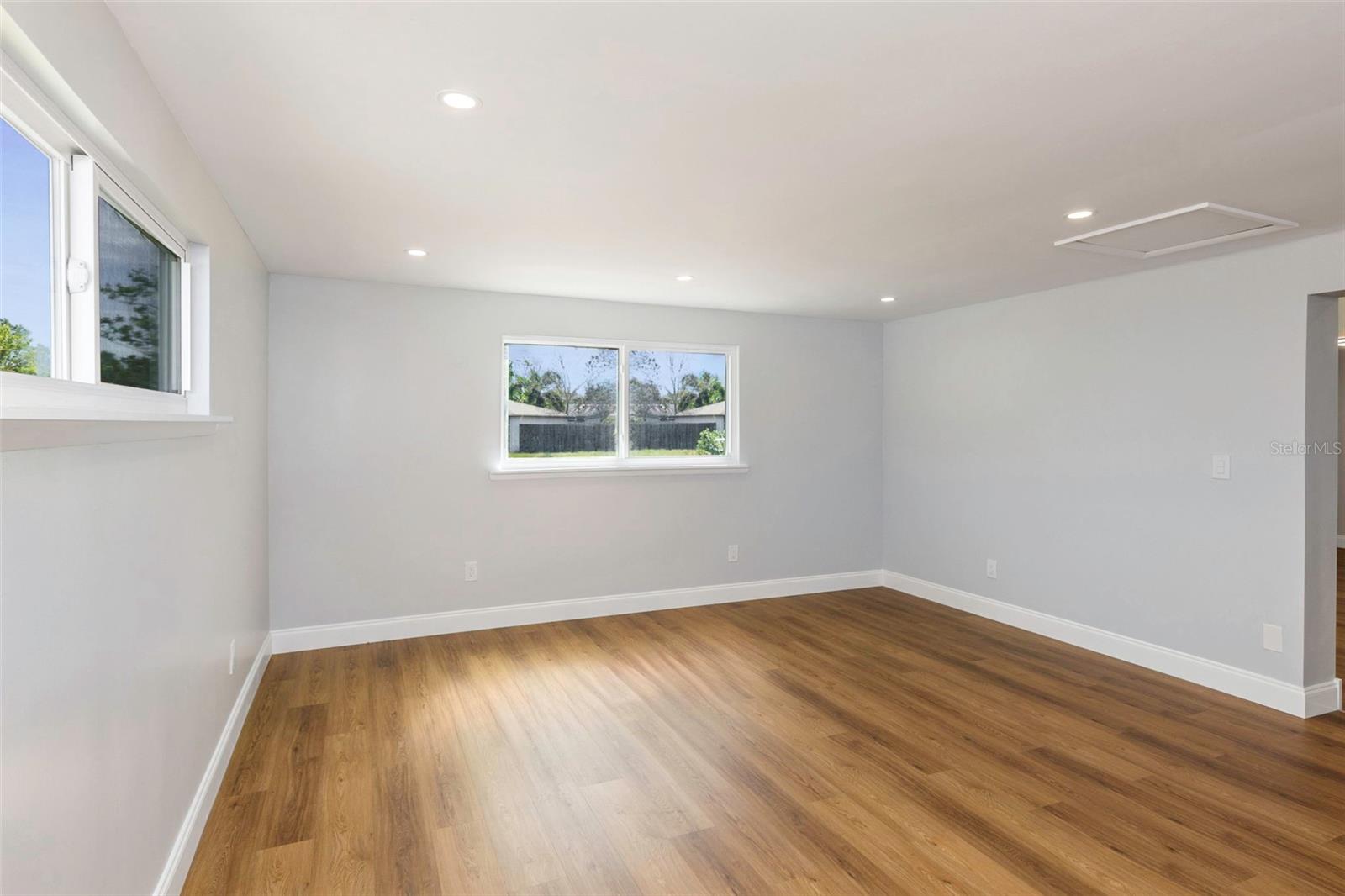 1004 GREENLEAF WAY — photo 12