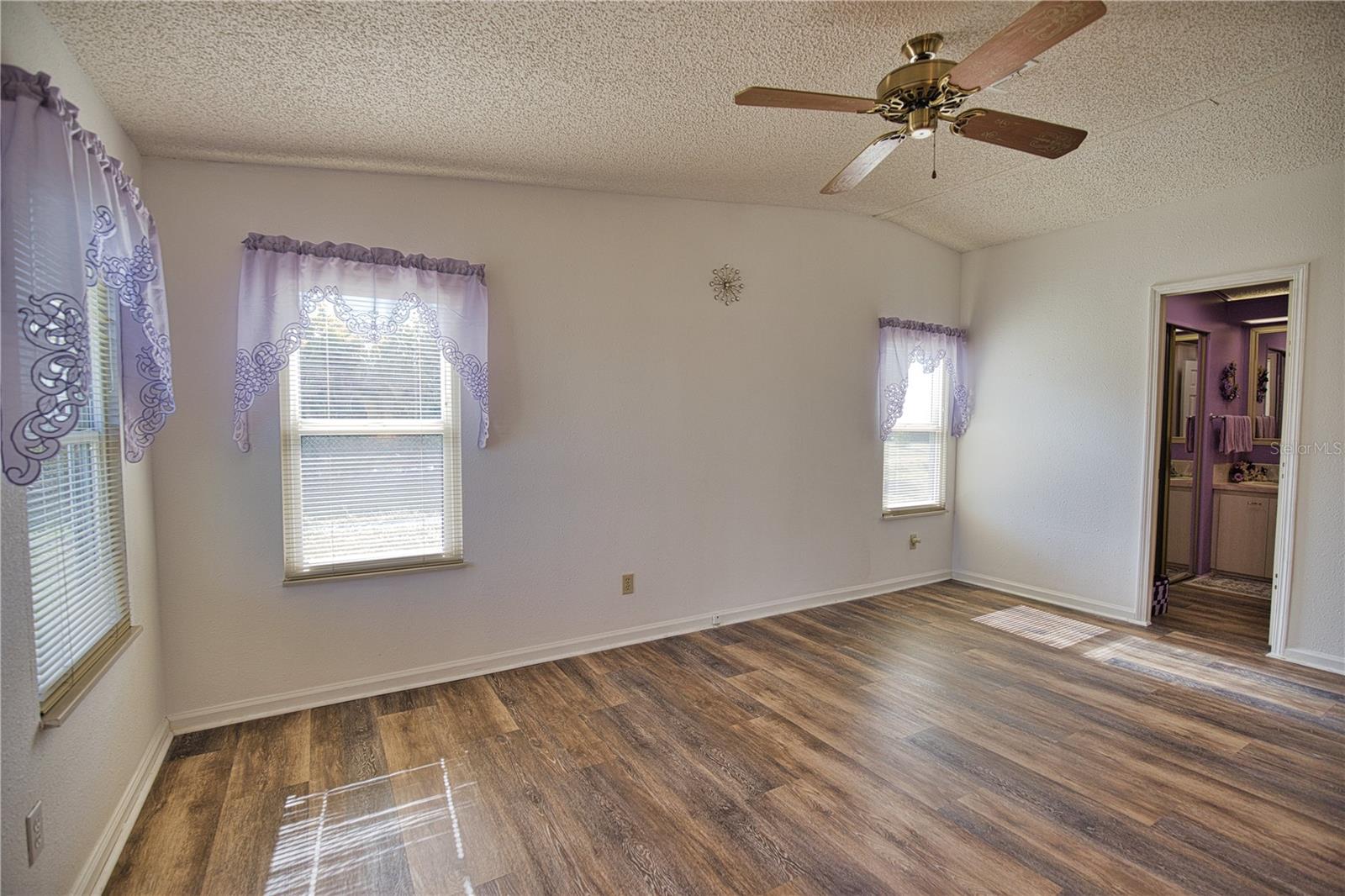 469 LOMA LINDA — photo 34