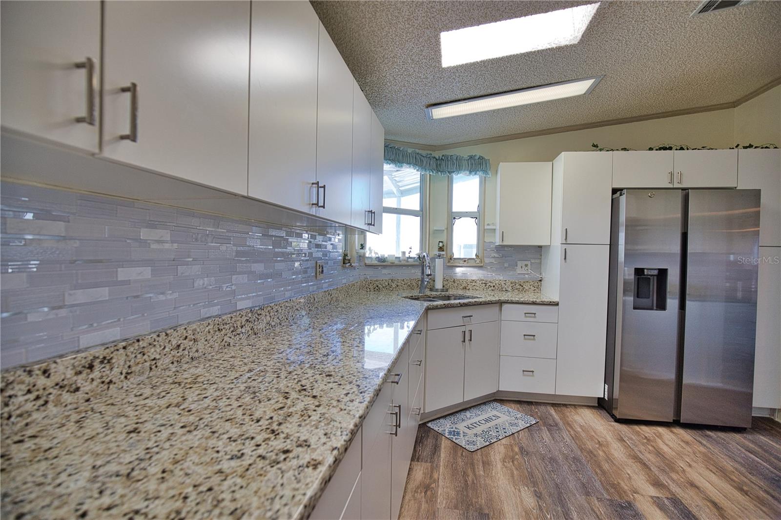469 LOMA LINDA — photo 21