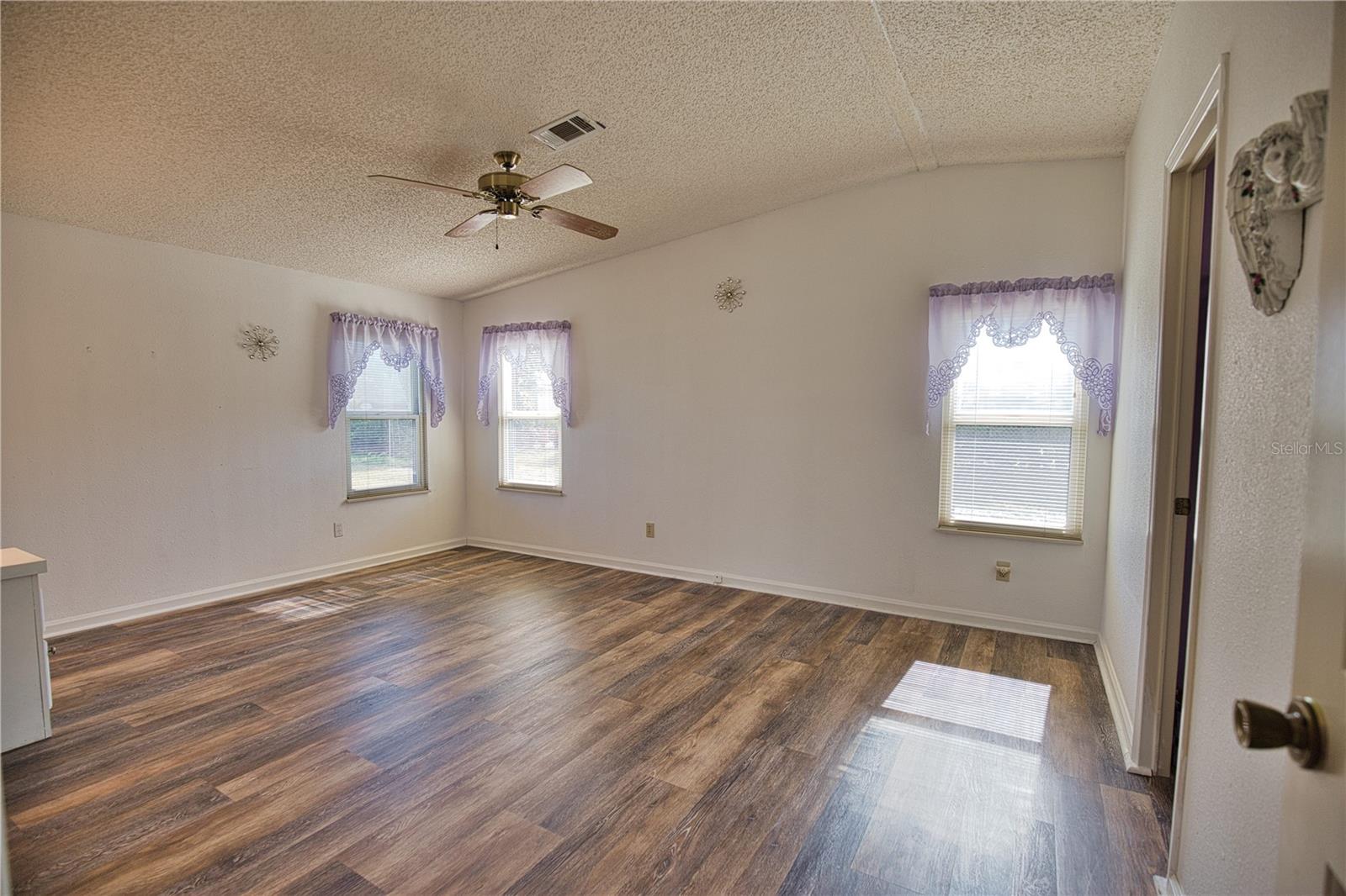 469 LOMA LINDA — photo 33