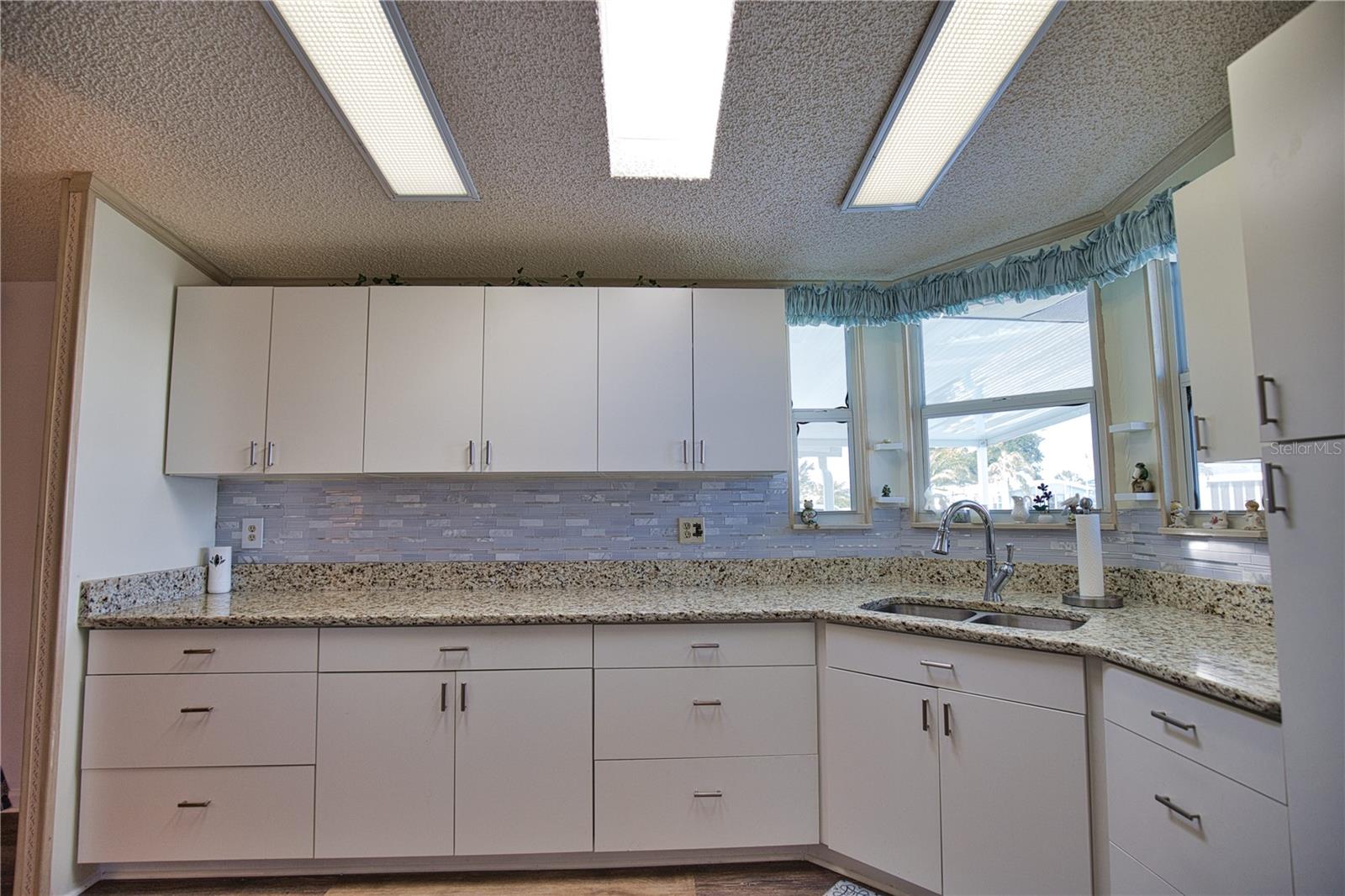 469 LOMA LINDA — photo 19
