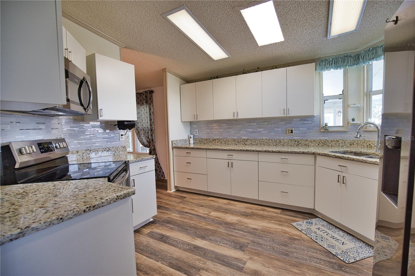469 LOMA LINDA — photo 17