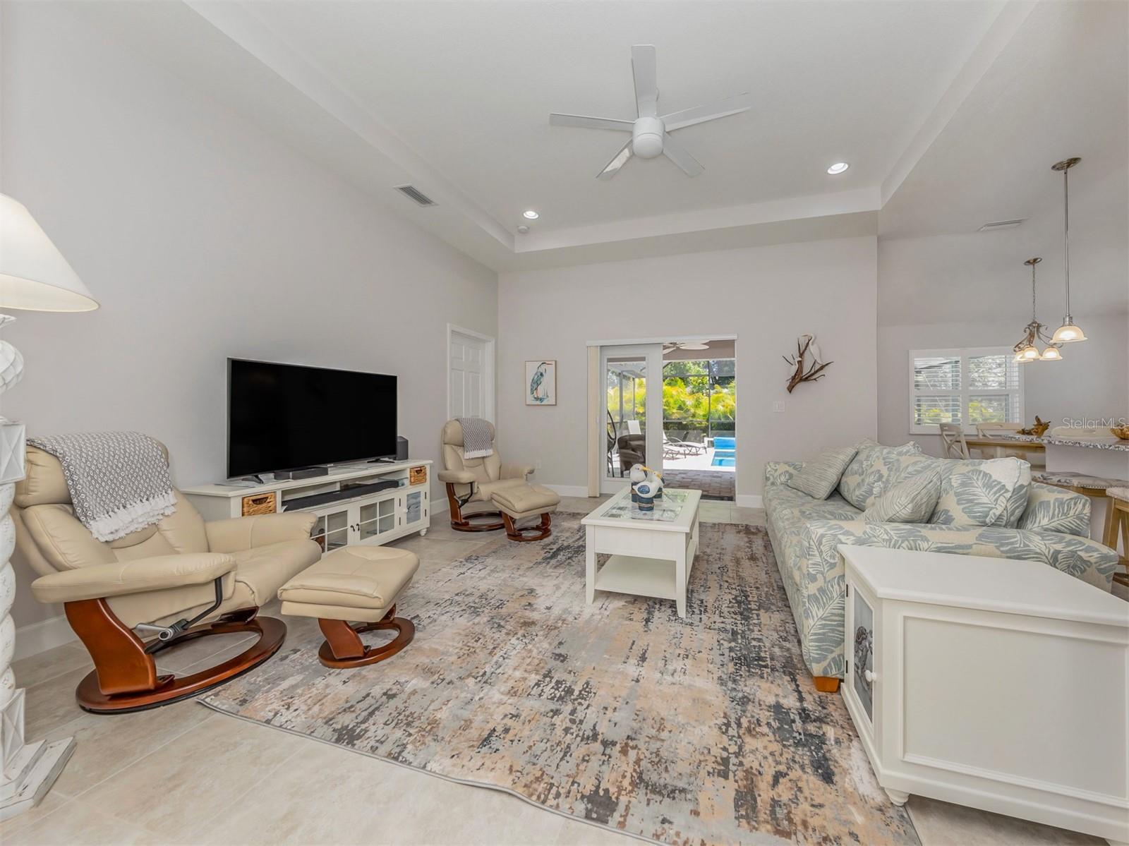 236 HOLLY RD — photo 8