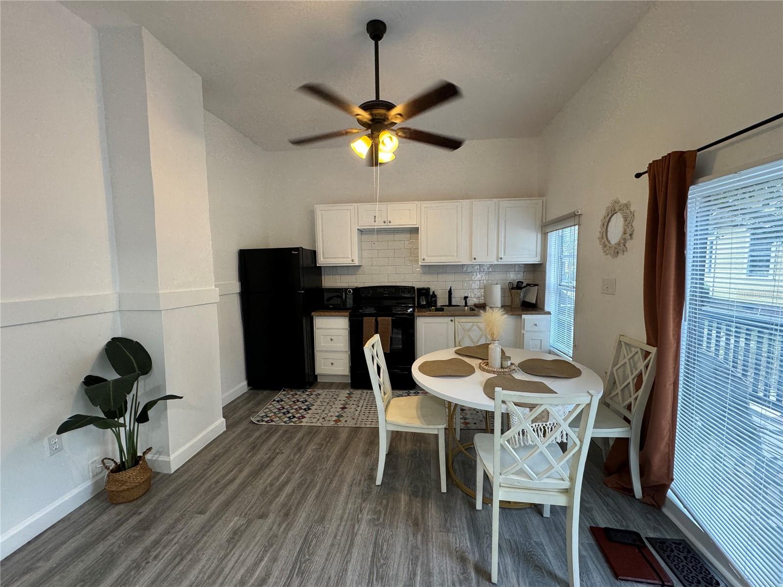 609 W AZEELE ST #1 — photo 12