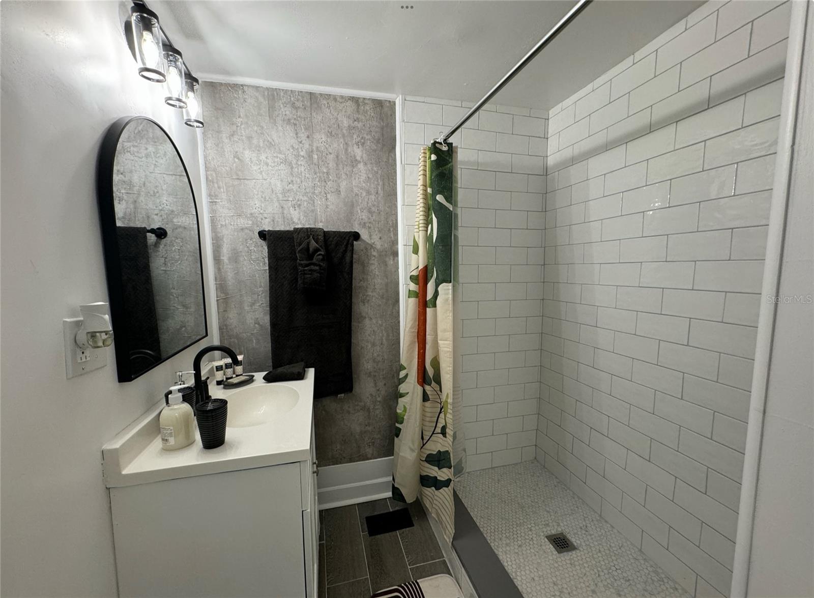609 W AZEELE ST #1 — photo 13