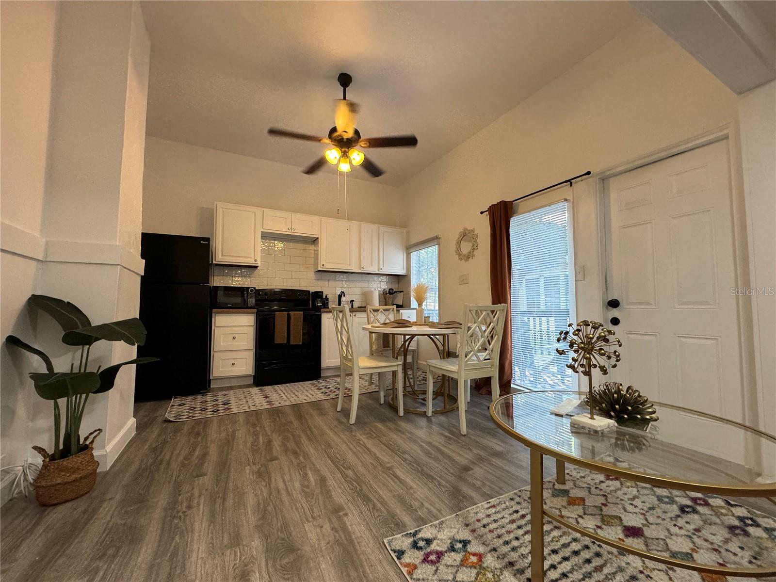 609 W AZEELE ST #1 — photo 11