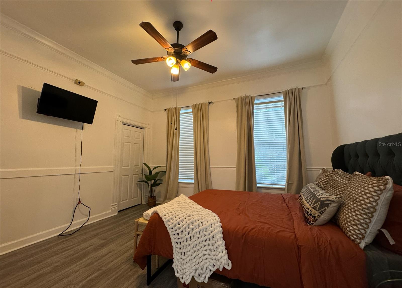 609 W AZEELE ST #1 — photo 6