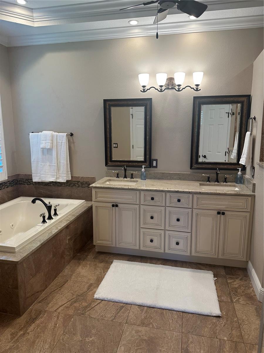 7135 KENSINGTON CT — photo 13