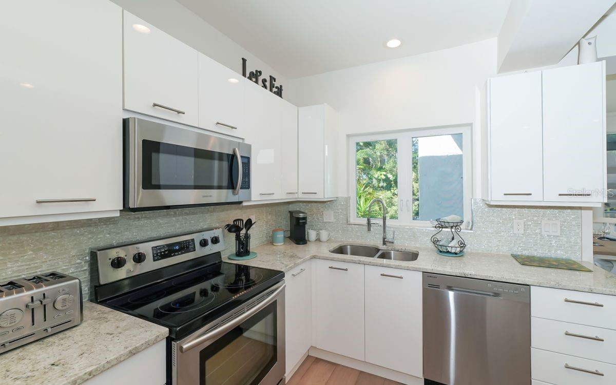 228 VAN BUREN DR — photo 20