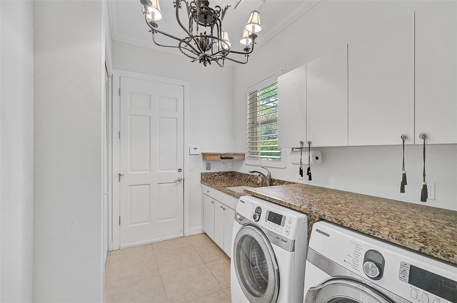 909 MACEWEN DR — photo 34