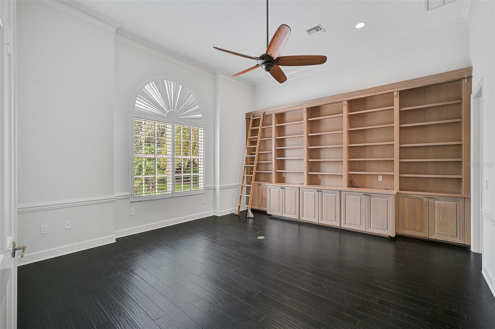909 MACEWEN DR — photo 22