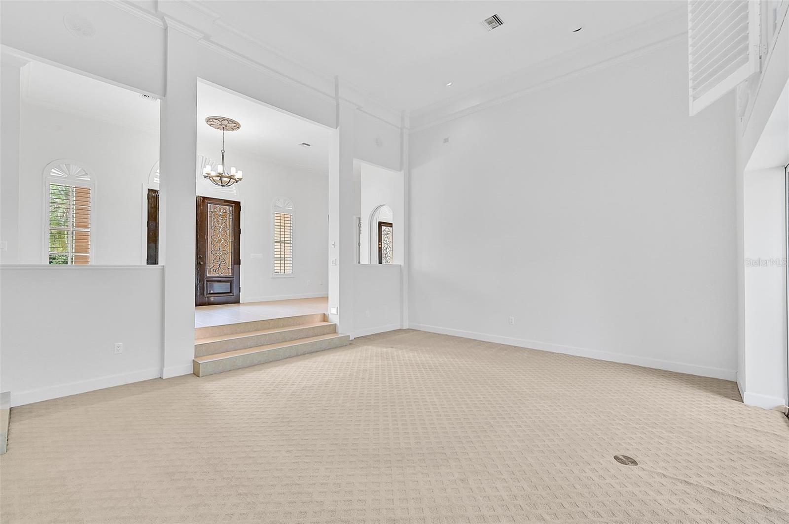 909 MACEWEN DR — photo 8