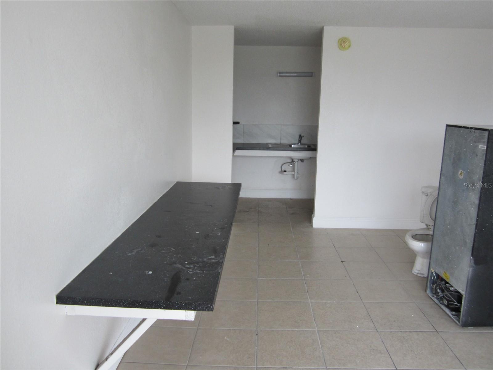 4011 E COLUMBUS DR — photo 4