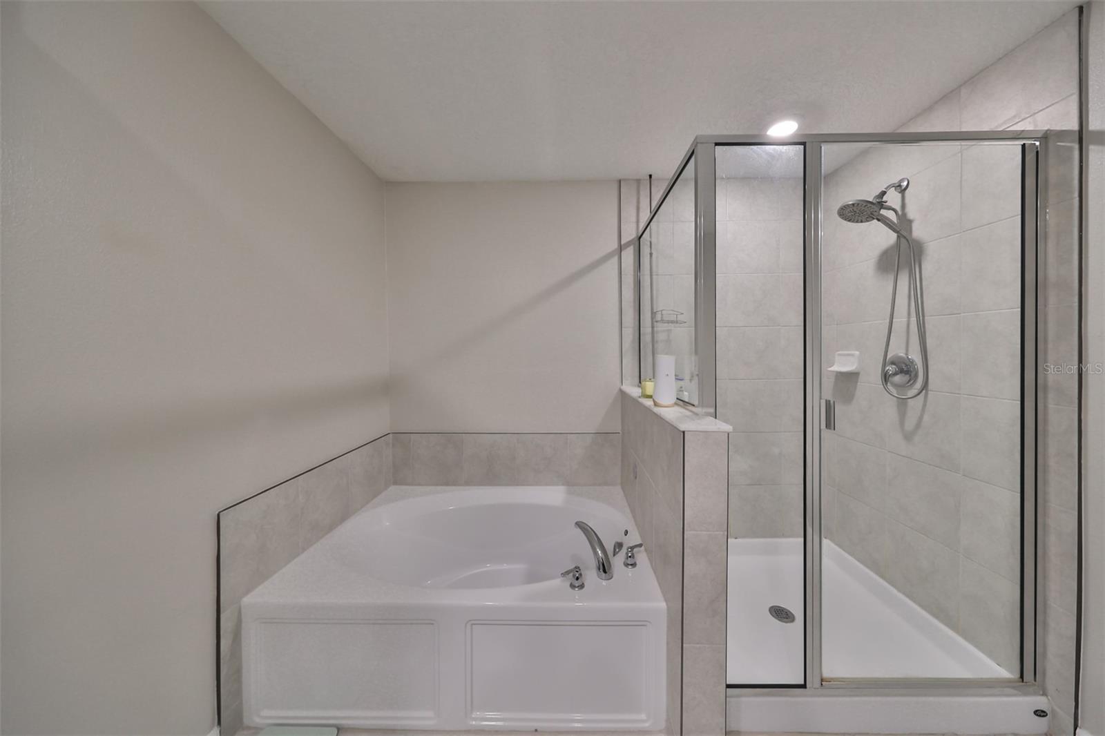 928 ROYAL EMPRESS DR — photo 30
