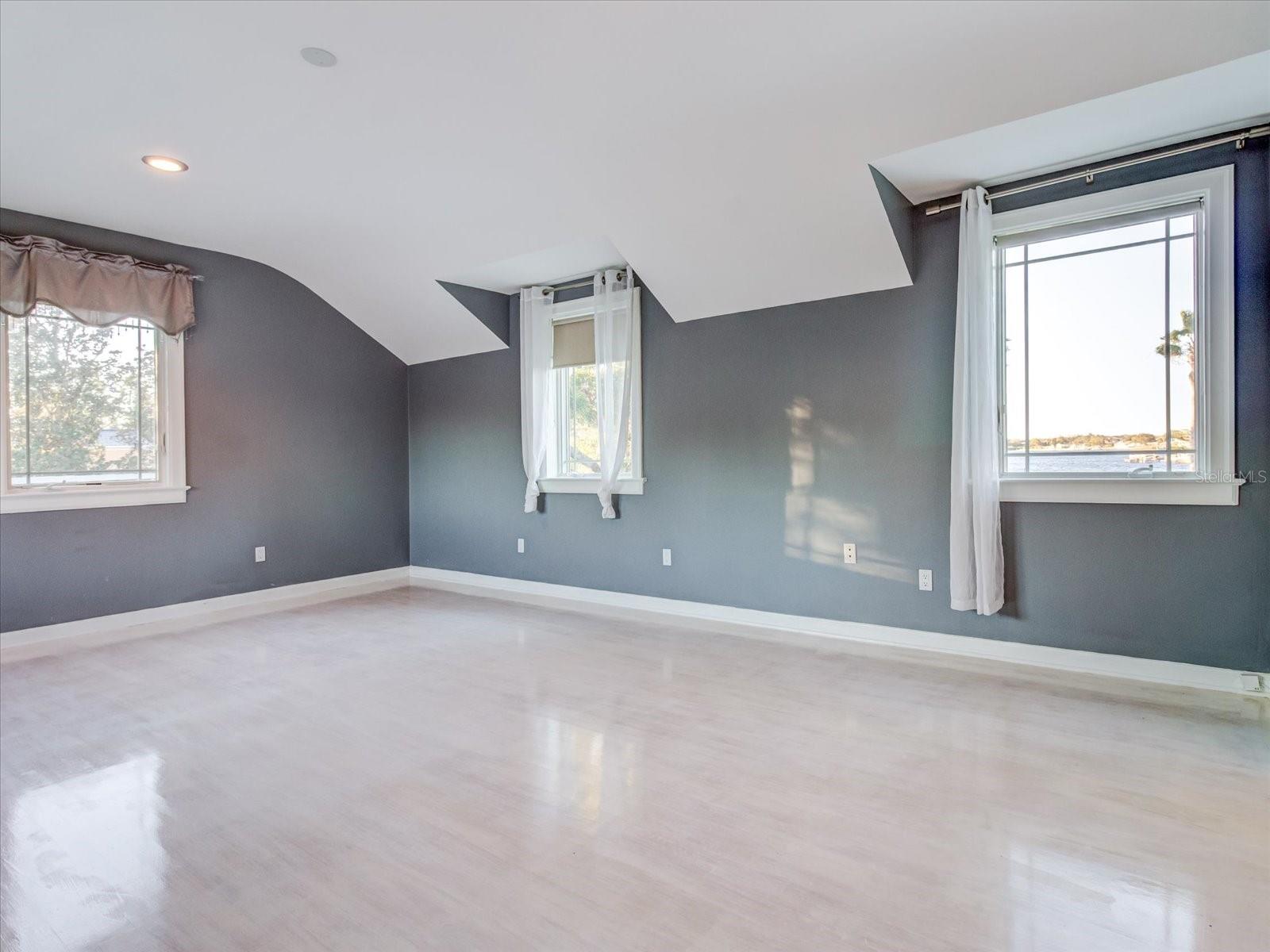 518 RIVERSIDE DR — photo 36