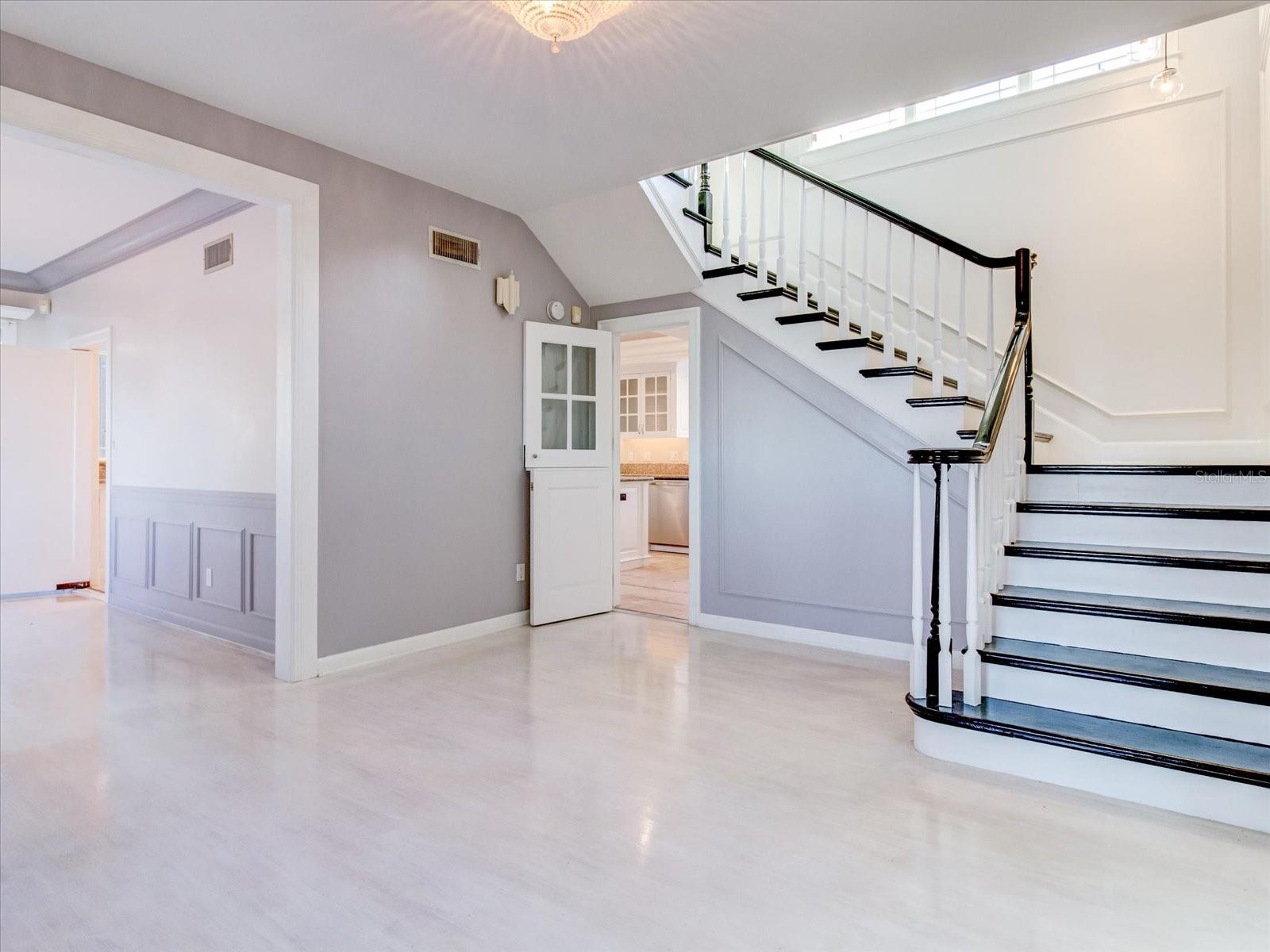 518 RIVERSIDE DR — photo 19