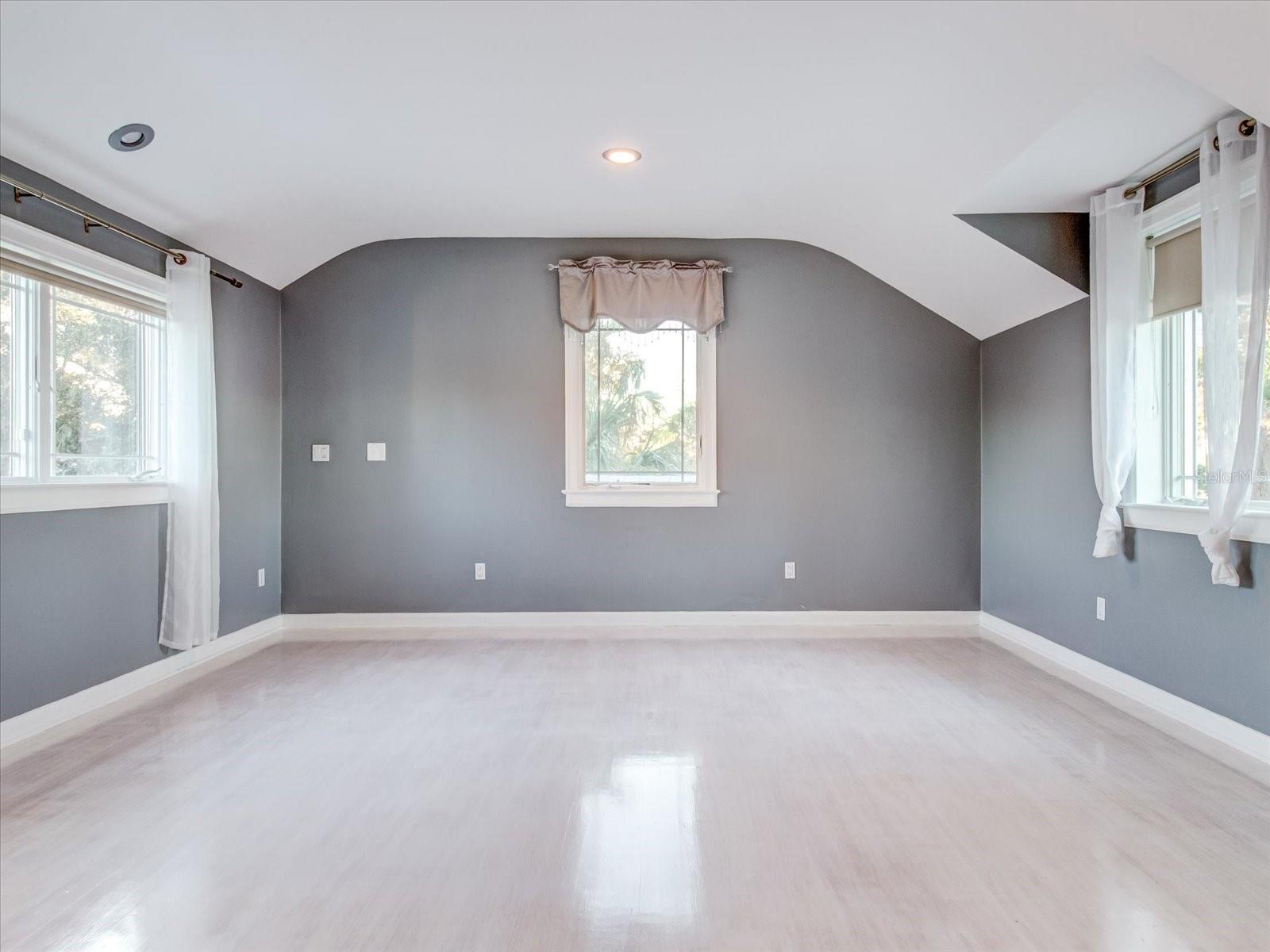 518 RIVERSIDE DR — photo 37