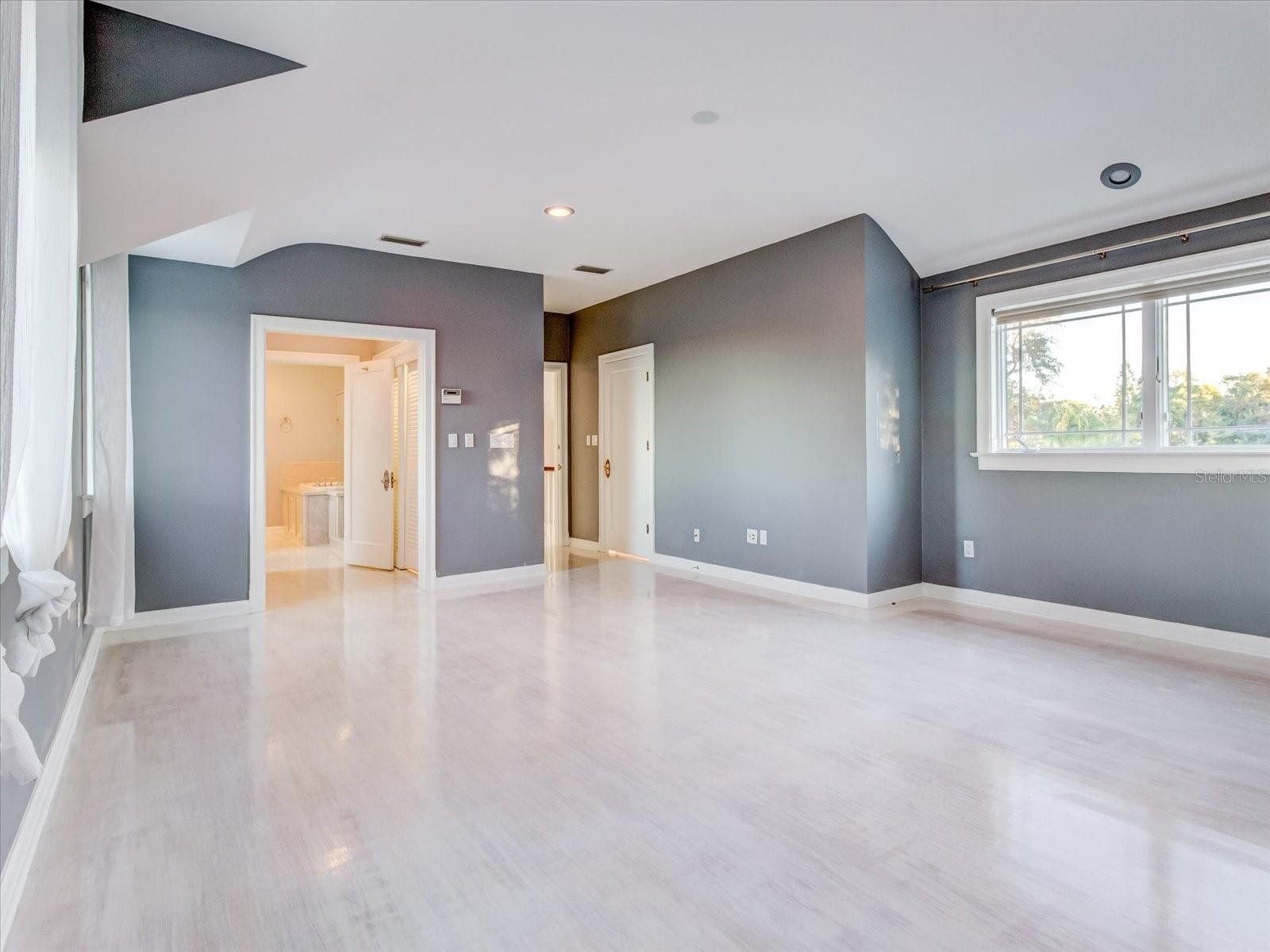518 RIVERSIDE DR — photo 35