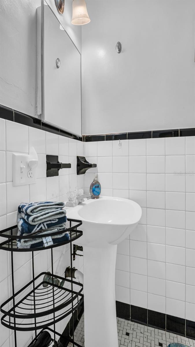 483 E SHORE DR #D4 — photo 9