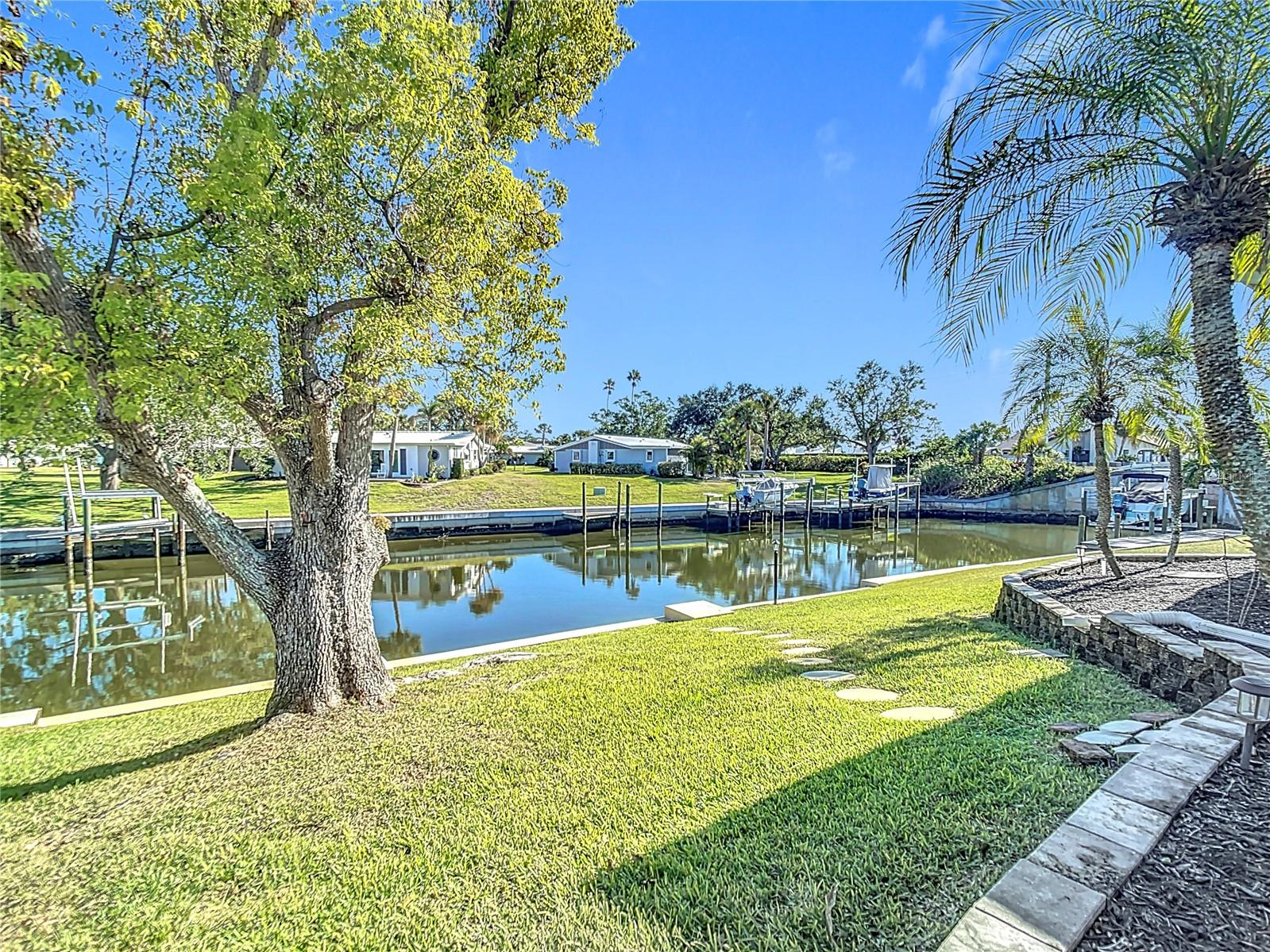 4 WINDSOR DR — photo 4