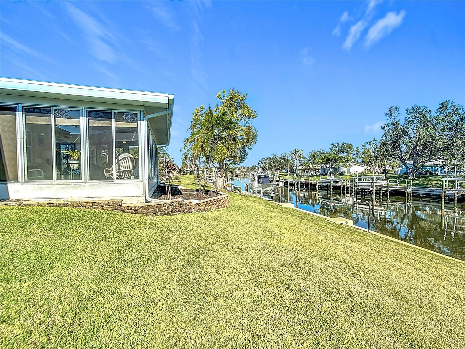 4 WINDSOR DR — photo 13
