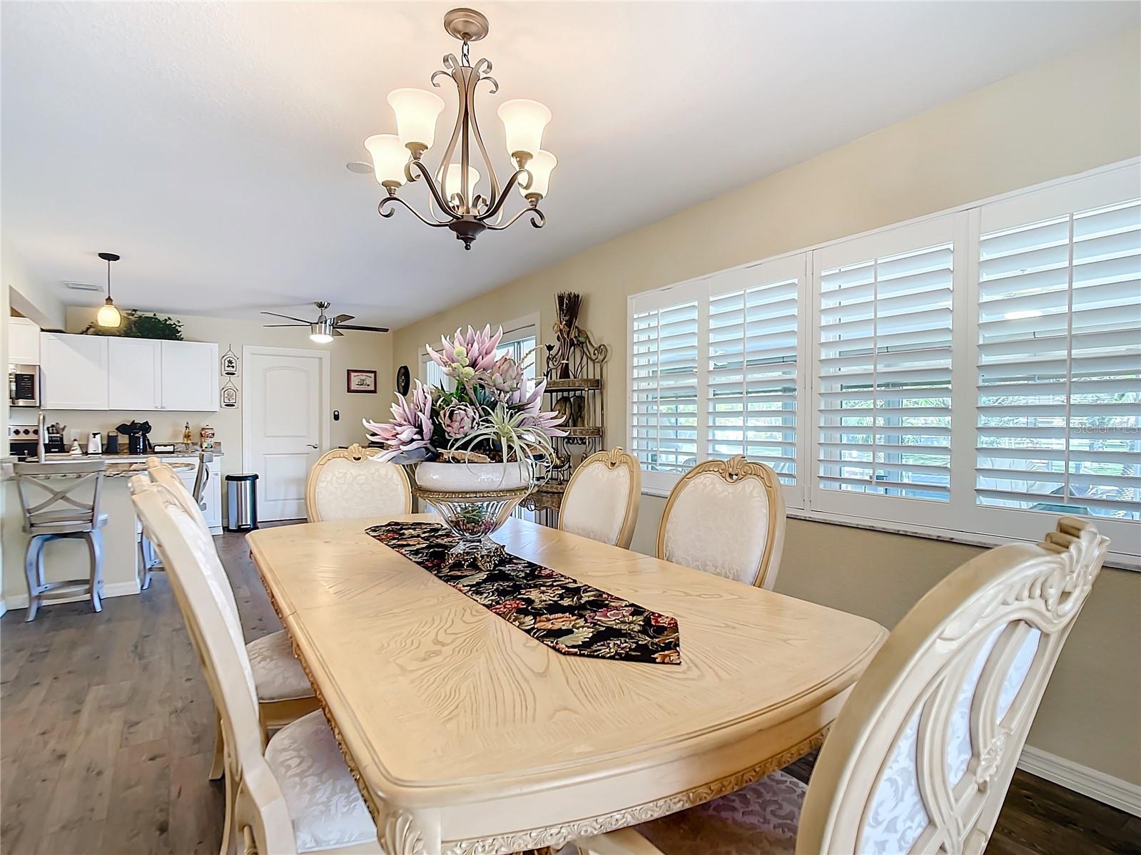 4 WINDSOR DR — photo 18