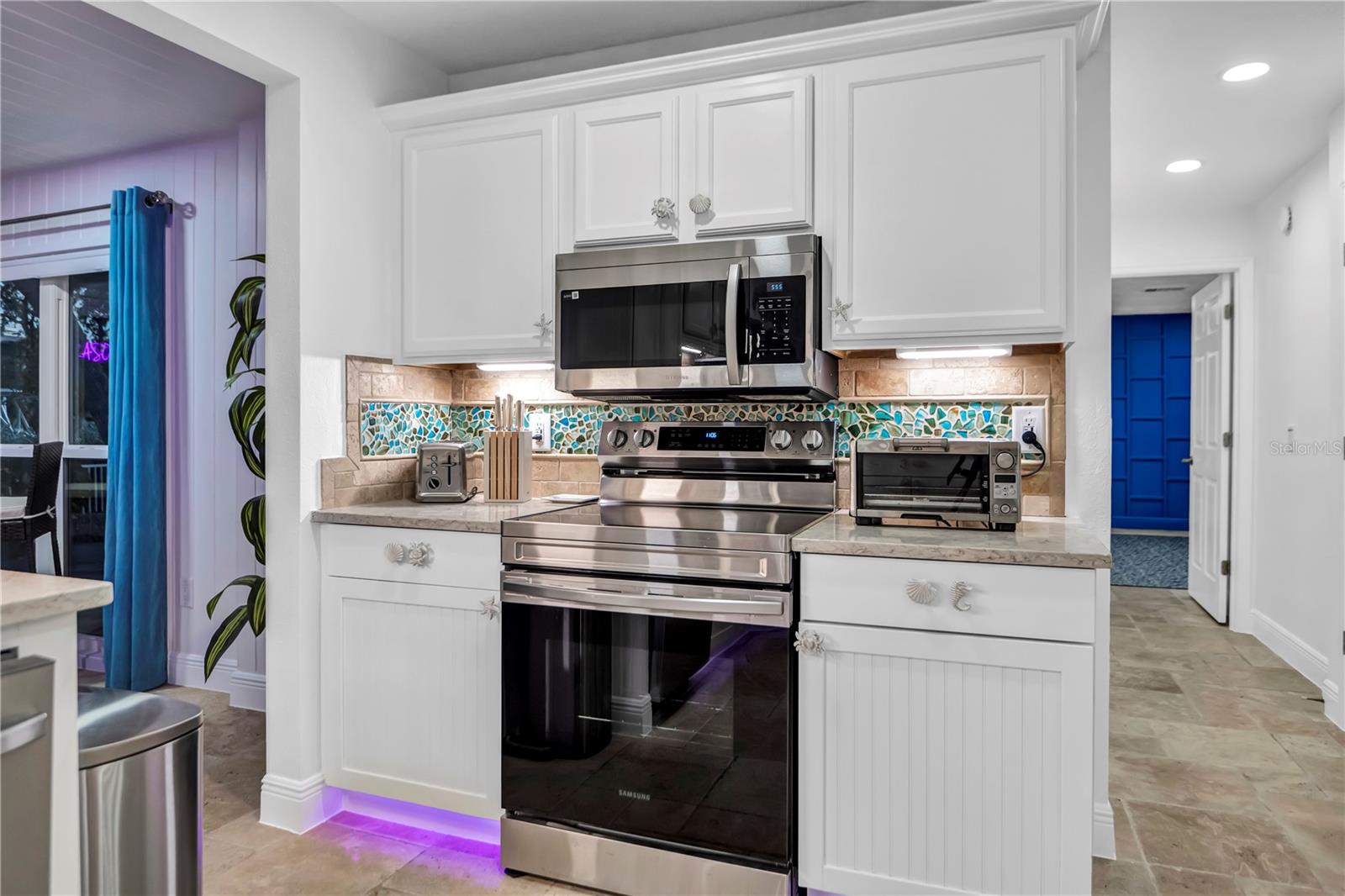 31 LANDS END LN — photo 15